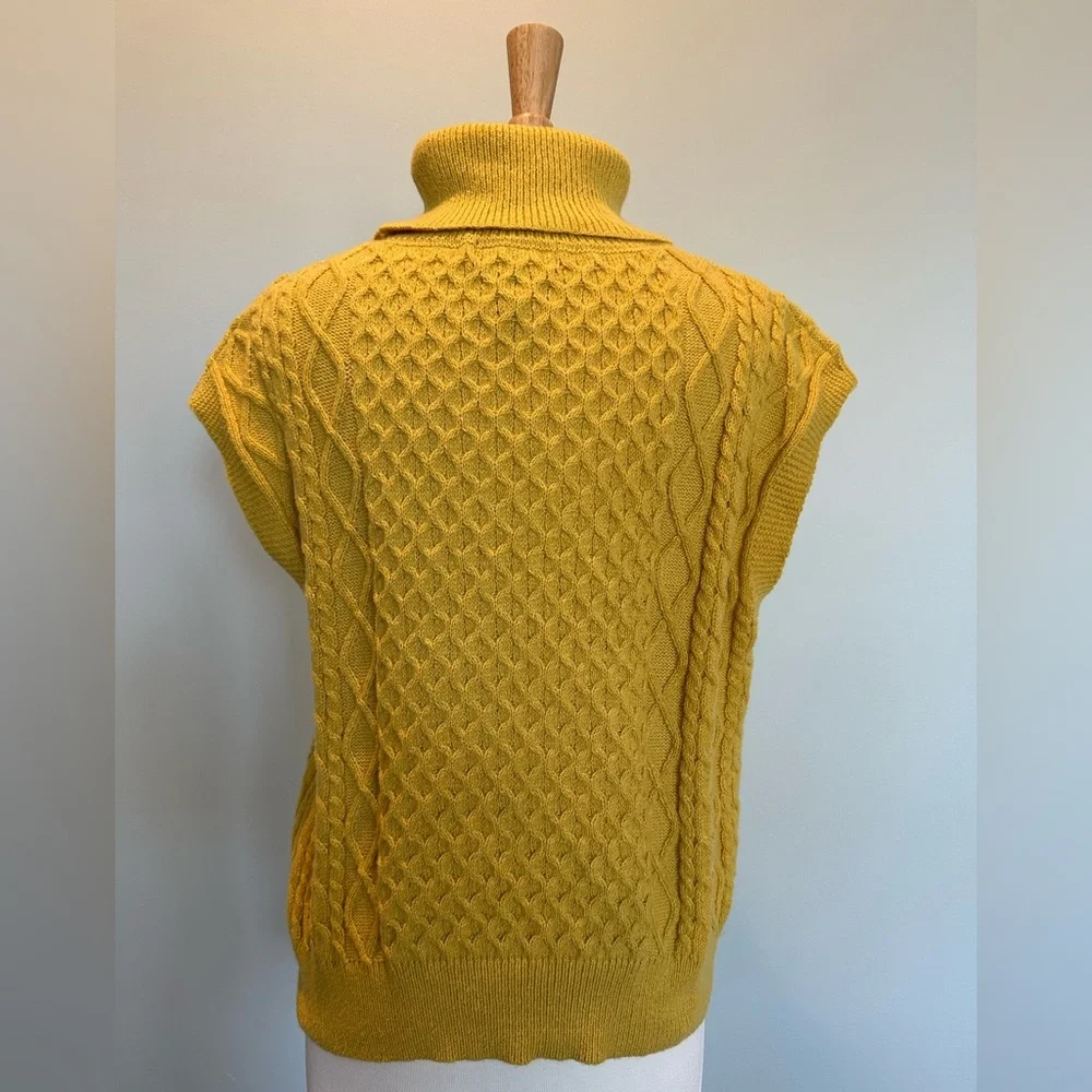 Oliver O Cable Knit turtle neck sleeveless sweater New without tags Size Medium
